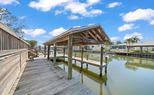 Building Photo - Melbourne Beach gem with covered boat house