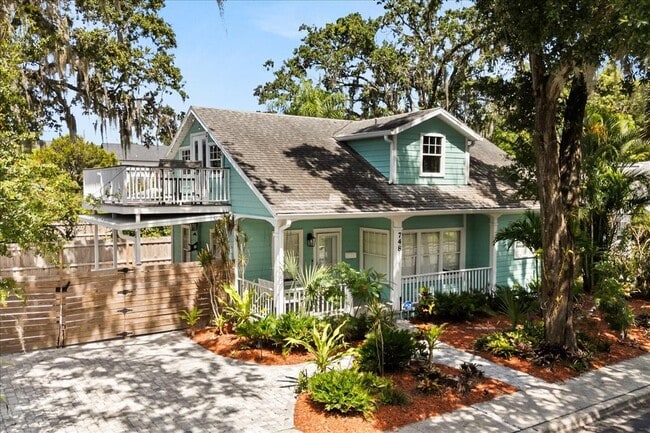 Building Photo - 748 Altaloma Ave