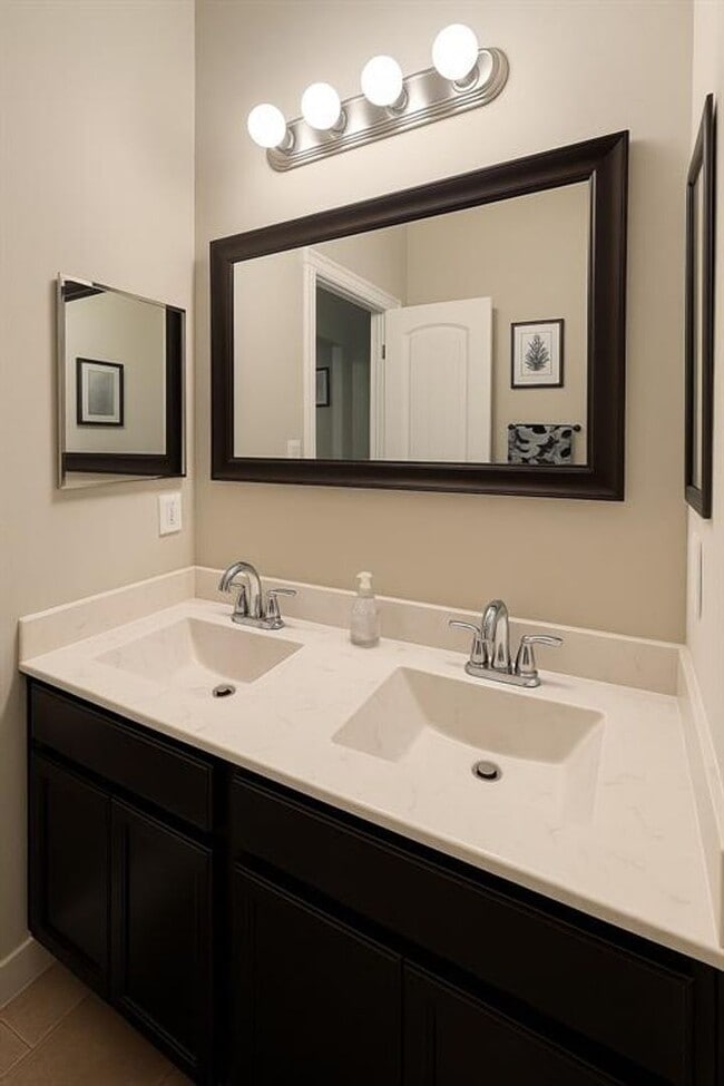 Building Photo - 4X3 Home Close to Campus!