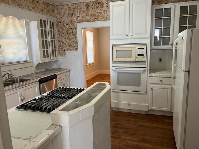 Building Photo - Home with 2 Bedrooms, 2 Baths with Bonus/C...