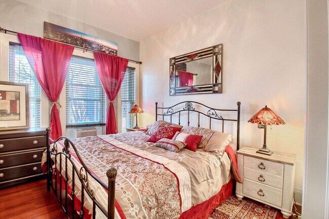 Building Photo - ***$500 Move in Special*** Charming 2 bed 1 bath W/D in unit, free parking, renovated kitchen, fe...