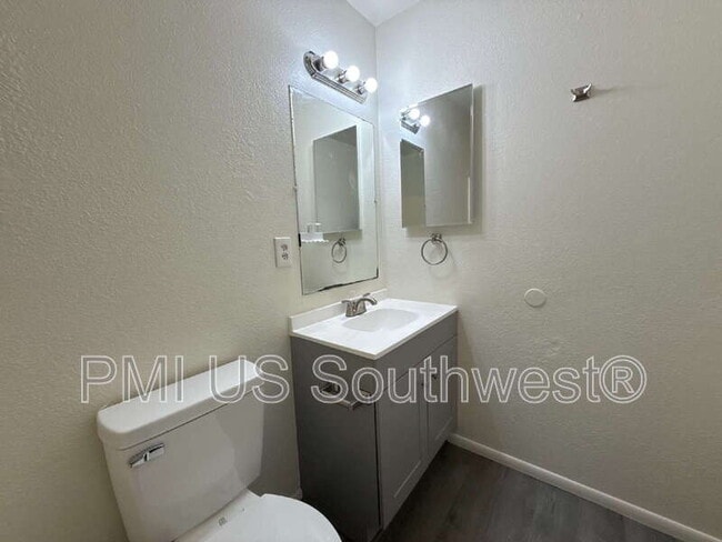 Building Photo - 664 Honeysuckle Rd