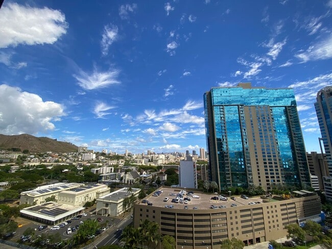 Building Photo - Updated 1 bed, 1 bath, 1 parking unit in K...