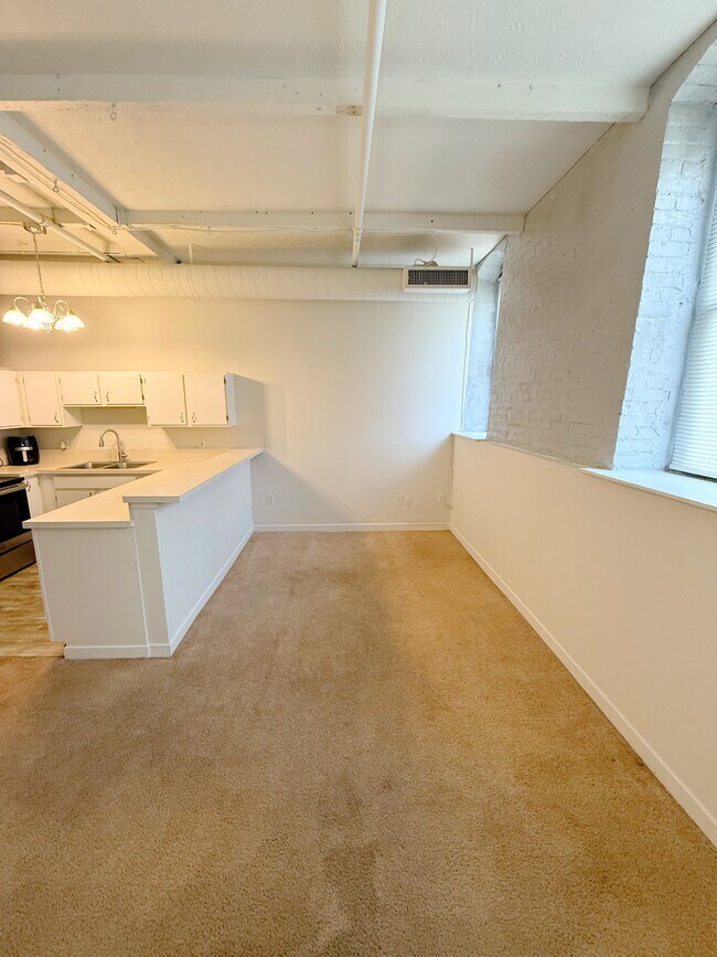 Building Photo - 1133 W 9th St