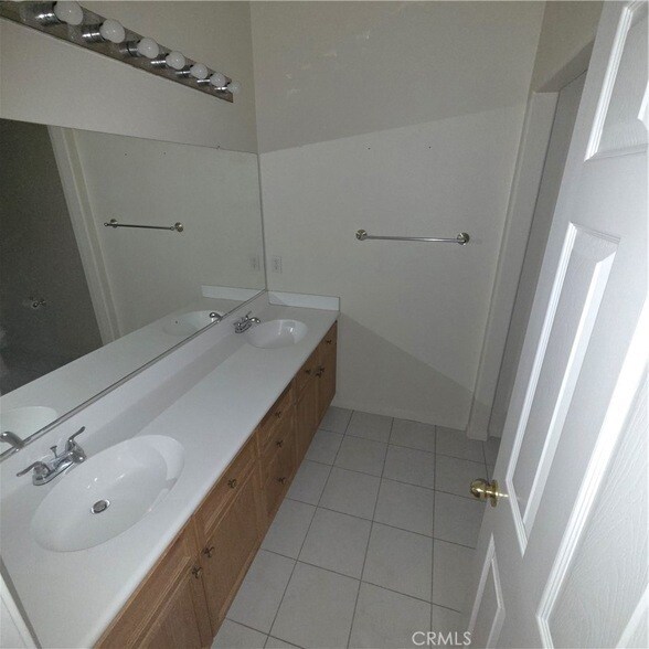 Building Photo - 41089 Robards Way