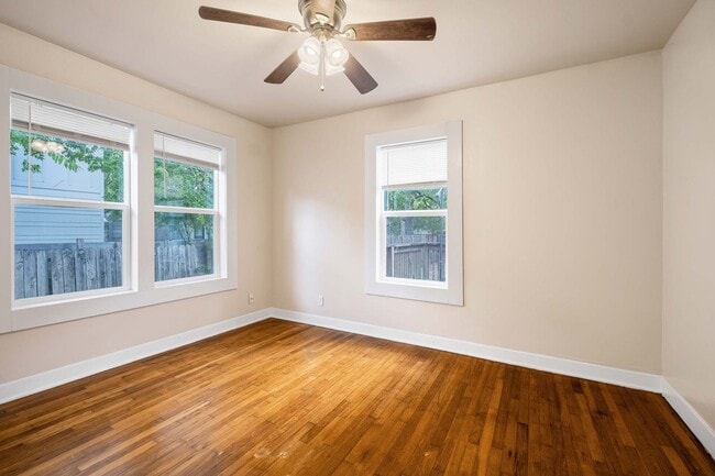 Building Photo - 937 E 52nd St