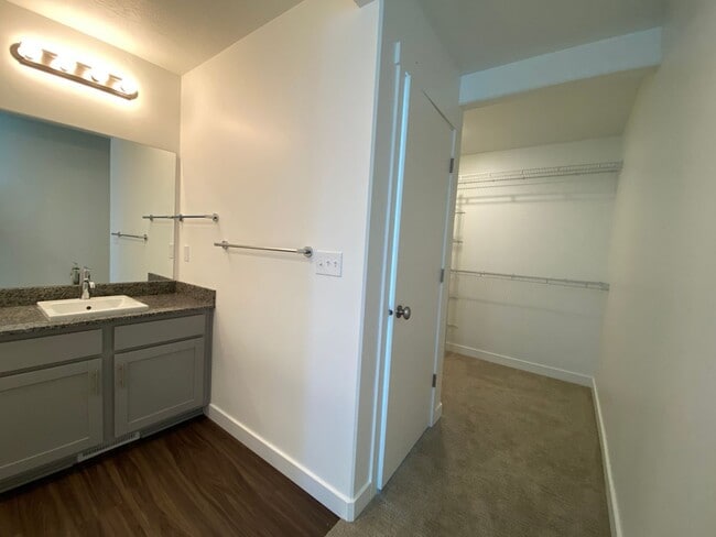 Building Photo - Two-story Single Family Home on Riverside.