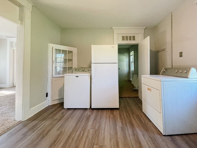 Building Photo - AVAILABLE NOW! Close to Campus