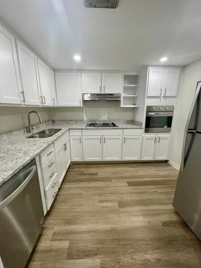 Building Photo - Renovated Two Bedroom Condo