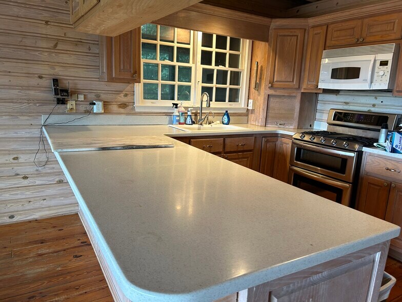 Kithchen with seating counter - 86 Yonah Vw