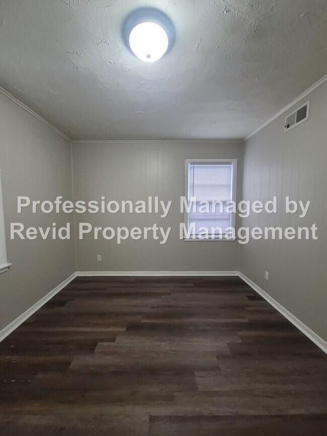 Building Photo - 744 Lester St