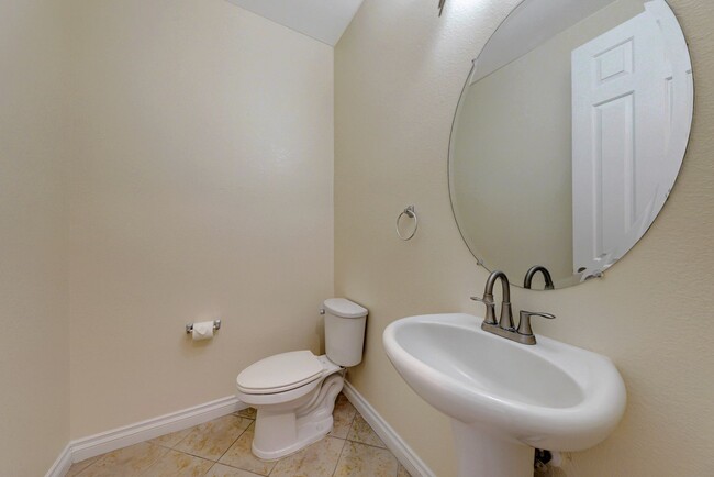 Building Photo - 5 Bedroom Corner Lot Home in Gated Community!