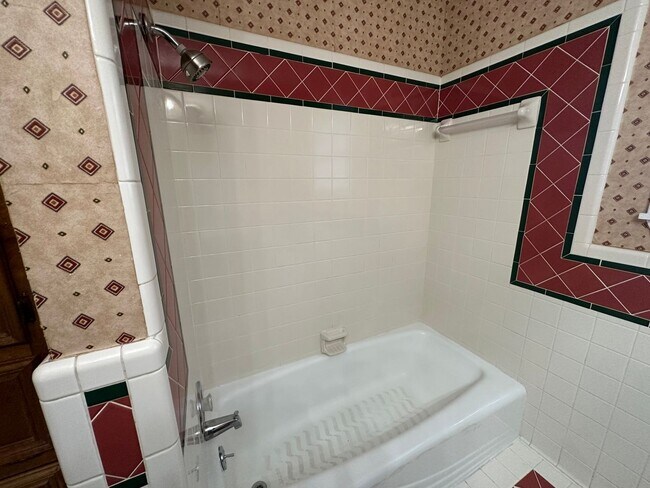 Building Photo - 606 Wilshire - 4/Bed 2/Bath
