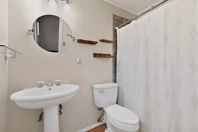 Building Photo - 6500 Martin Ct NE