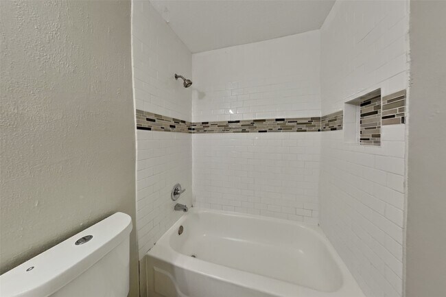Building Photo - 2615 Silver Falls Dr