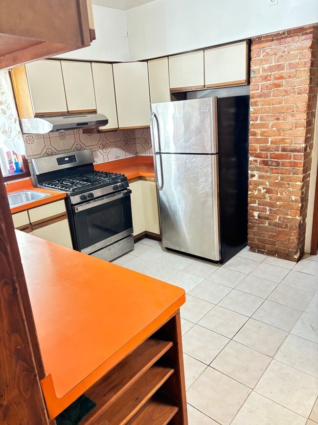 Building Photo - 421 E Utica St