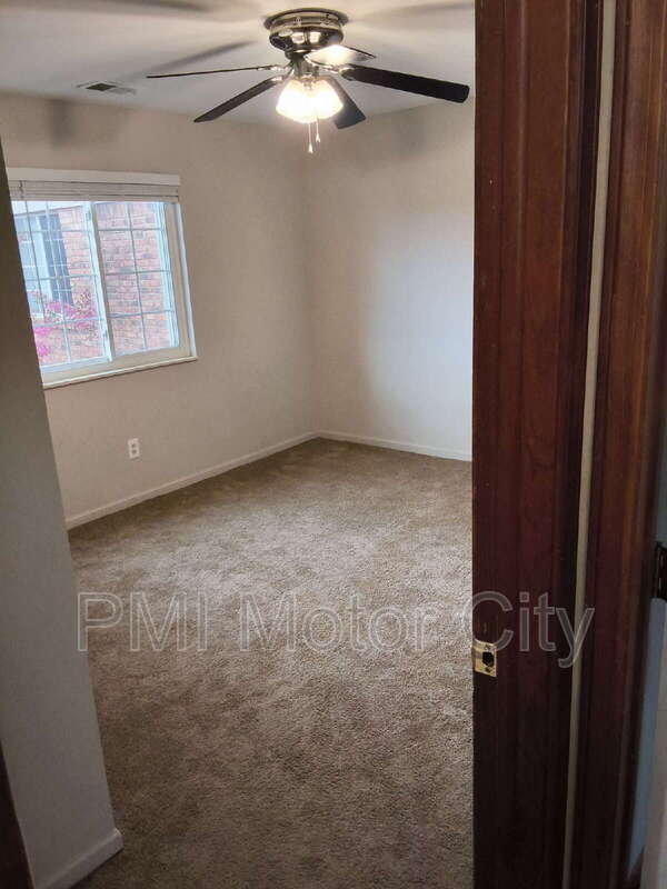 Building Photo - 30512 Oakridge Manor Dr