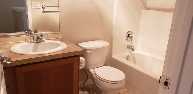 Building Photo - Rare Liberty Lake Townhome in Rocky Hill – 3 Bed, 2.5 Bath End Unit Available July 15th