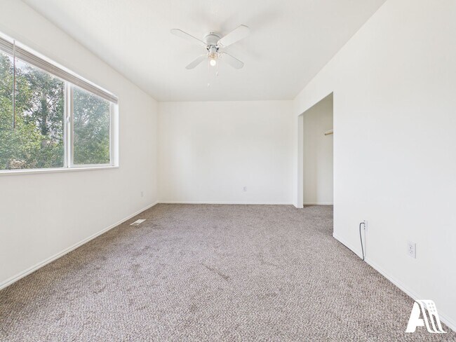 Building Photo - 975 E 170 N