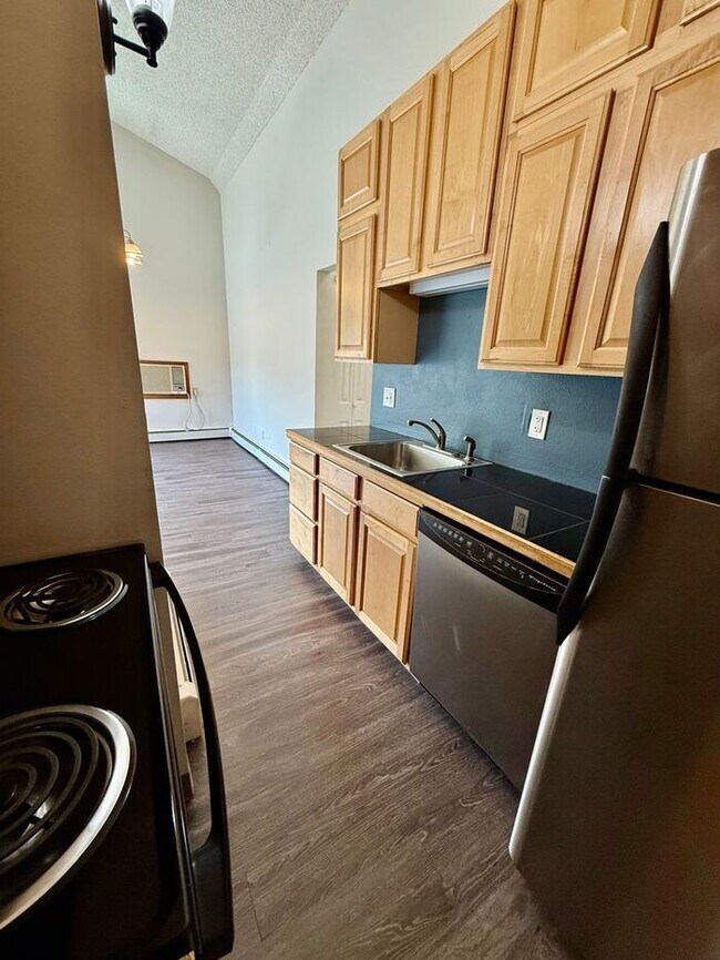 Building Photo - Move In & Save - 2 Week FREE Rent - $650 Deposit! - 2 Bedroom Apartment Minutes from Horsetooth R...
