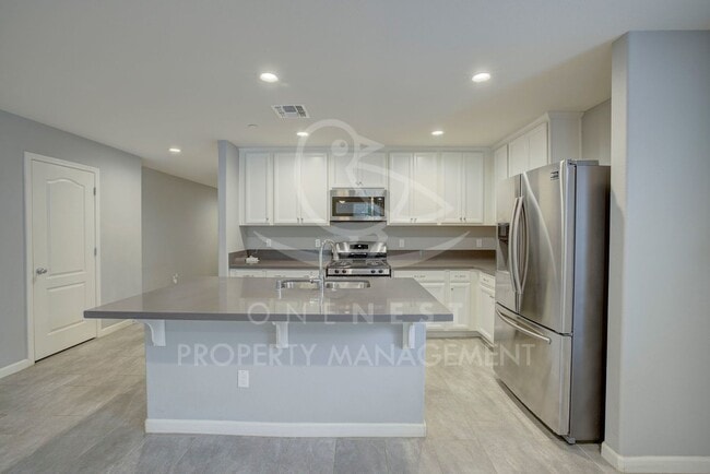 Building Photo - Beautifully maintained and modern 4-bedroom, 2-bathroom