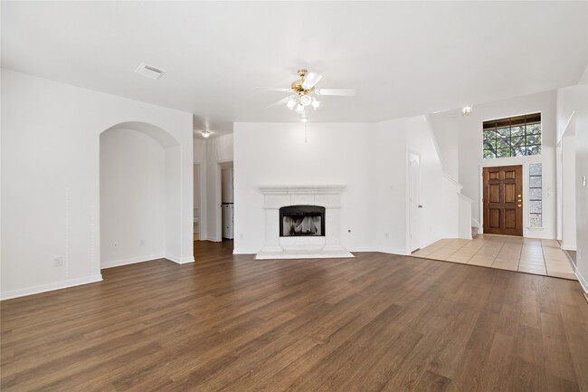 Building Photo - 3326 Lakeway Ln