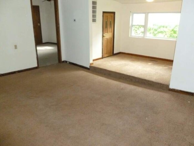 Building Photo - 5BR/2BA House within 0.5 miles of the Indi...