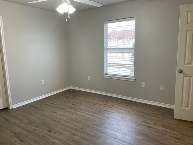 Building Photo - 706 N Englewood Ave