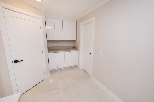 Building Photo - 1 Bedroom + Den / 1 Bath Condo w/ patio an...