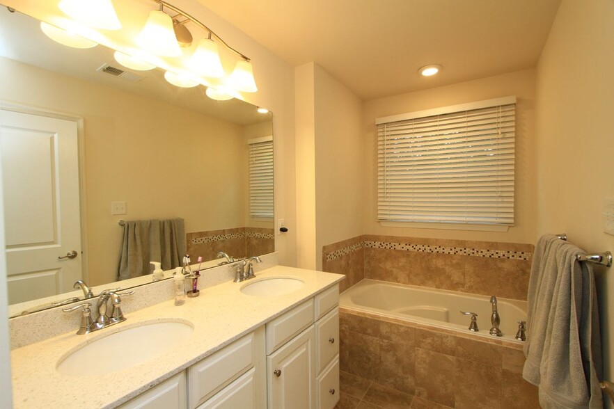 Building Photo - 129 Parkway Ct