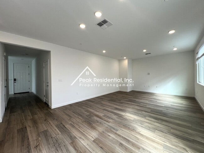 Building Photo - Newer Sacramento 4bd/2.5ba Home!