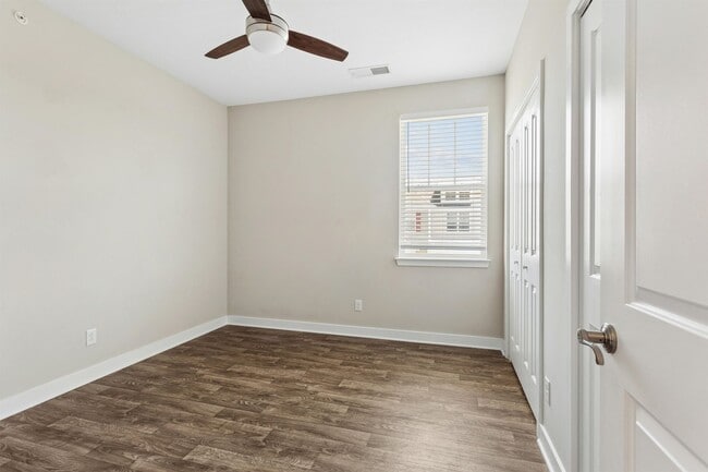 Building Photo - End Unit 2BR Condo with Garage, Balcony & Open Living
