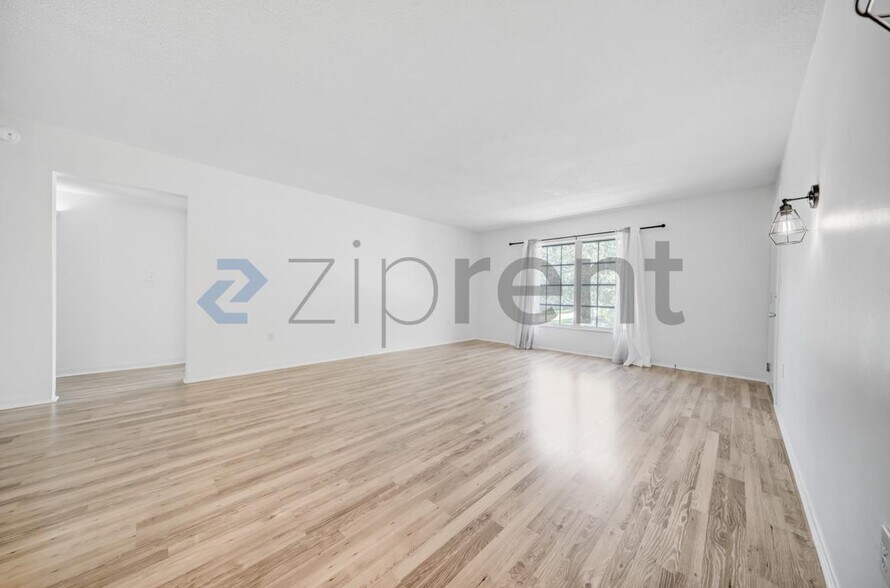 Building Photo - Unit 4
