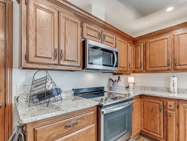 Building Photo - Fully Furnished Short Term Rental