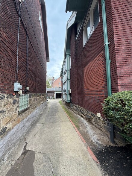 Building Photo - 5708 Solway St