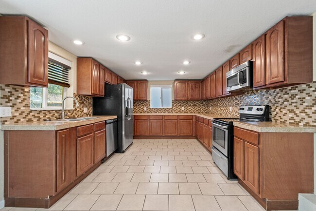 Building Photo - Fantastic Home in City Park North - Has it...