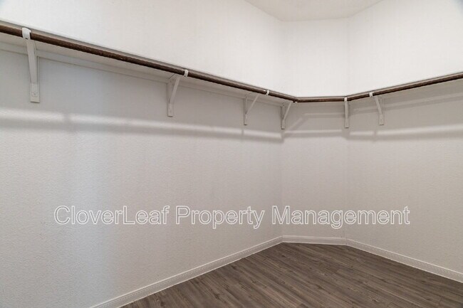 Building Photo - 422 Angel Trumpet Ct