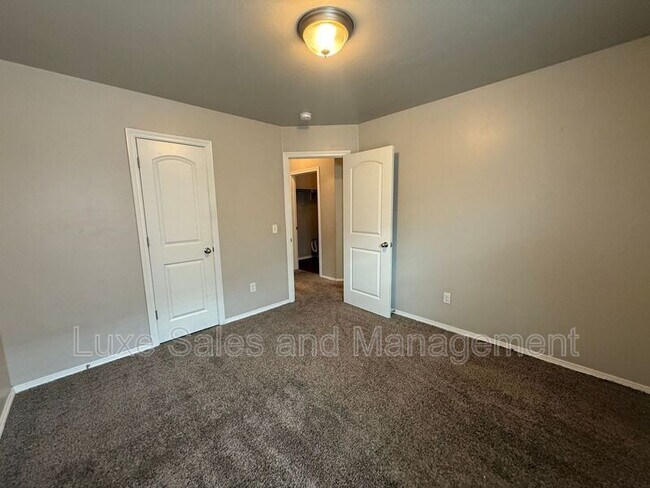 Building Photo - 2408 Alta Vista Ln