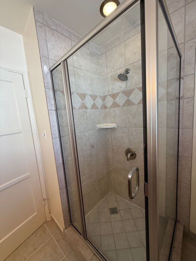 Building Photo - Adams Duplex -814/816 Rental Units