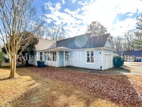 Building Photo - Charming Townhome with Garage! Close to the interstate and shopping!