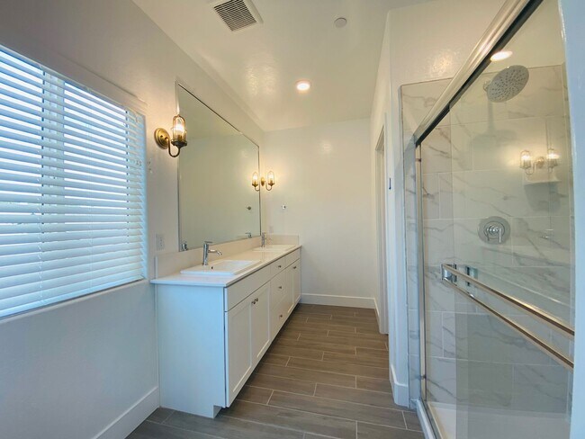 Building Photo - $3,000 Clovis & Shepherd, 4 Bedroom - Lest...