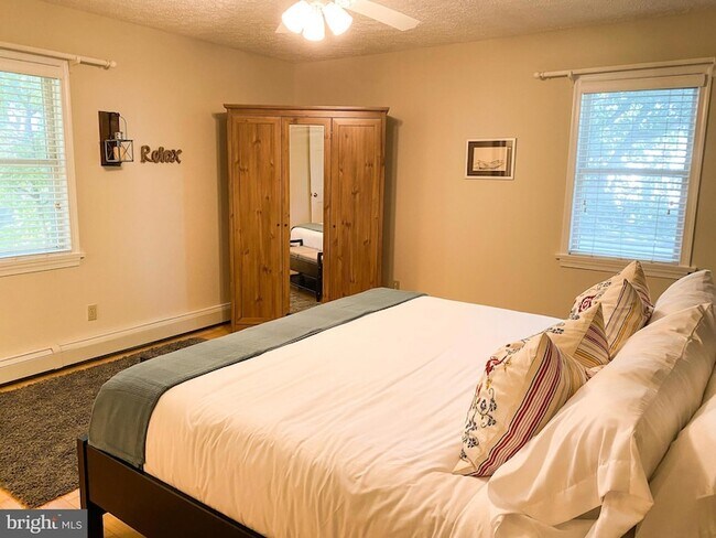 Building Photo - 122 W Bay View Dr