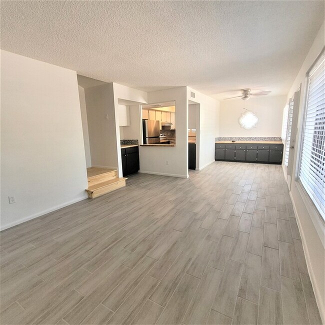 Building Photo - Stunning 3 bedroom condo