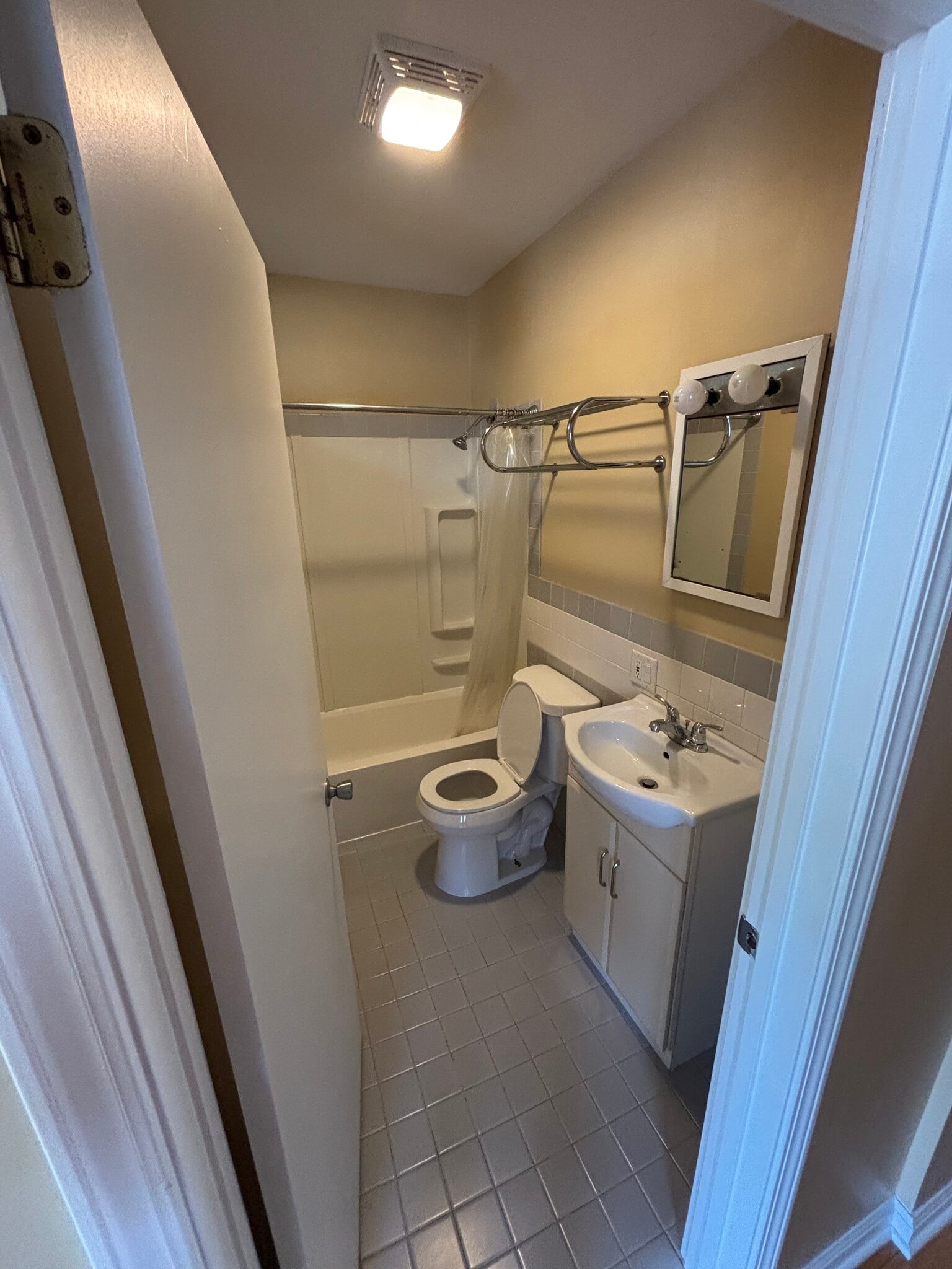 Building Photo - 2642 N Wilton Ave