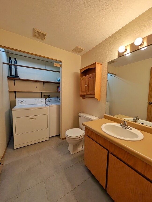 Building Photo - 3Bd/1.5Ba Dgl Townhome, Long Term Rental, 2 Car Garage, Unfurnished