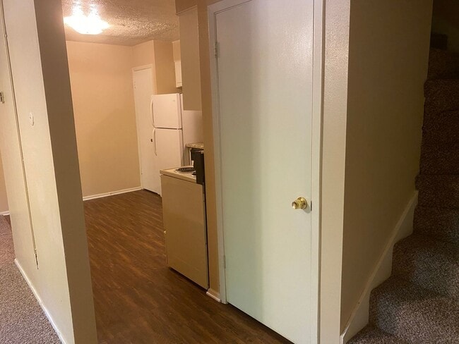 Building Photo - 1 Bed + 1 Bath - Spacious Townhome close to Campus and Park