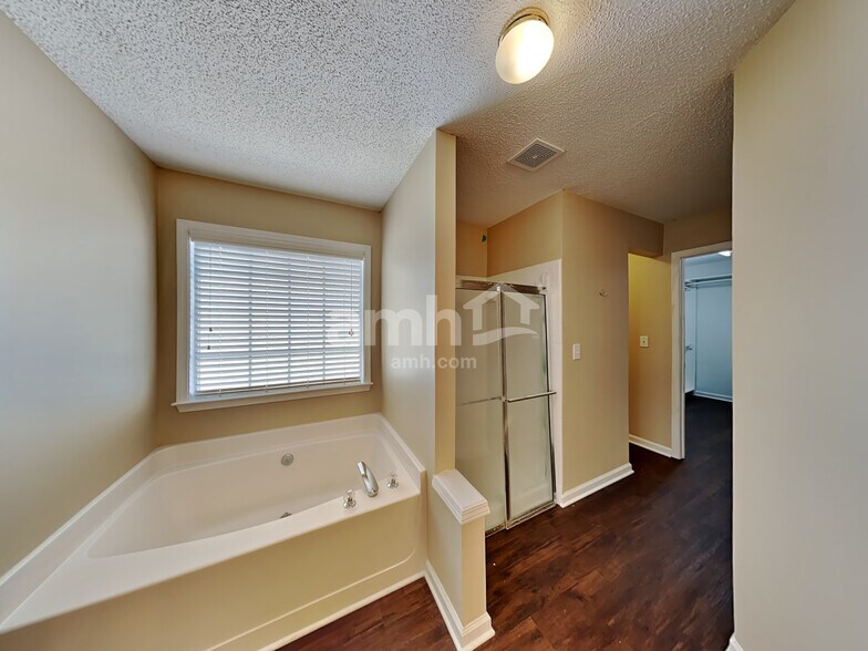 Building Photo - 3450 Ridgefair Dr
