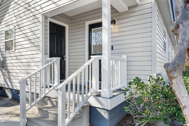 Building Photo - 720 Queen St