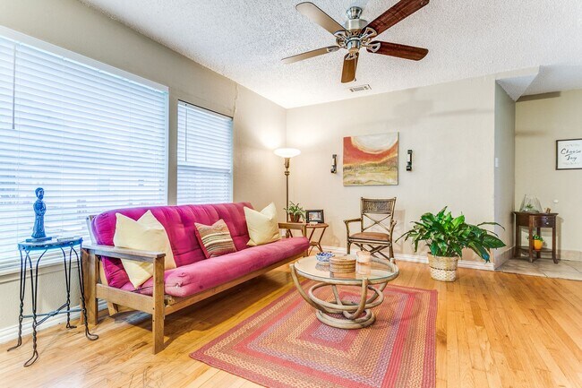 Building Photo - 2-BEDROOM DUPLEX IN WILSHIRE TERRACE