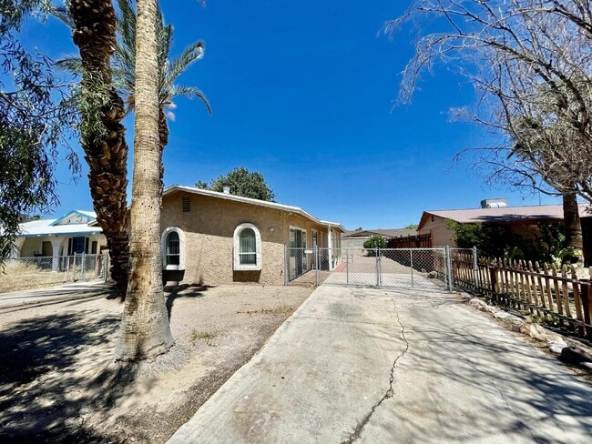 Building Photo - Large yard, 2 bed 1 bath home